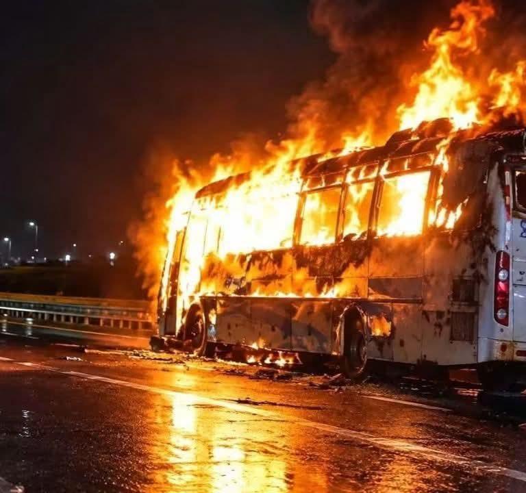 यमुना एक्सप्रेसवे पर स्लीपर बस में भीषण आग, 9 यात्रियों की मौत; ड्राइवर-क्लीनर गिरफ्तार