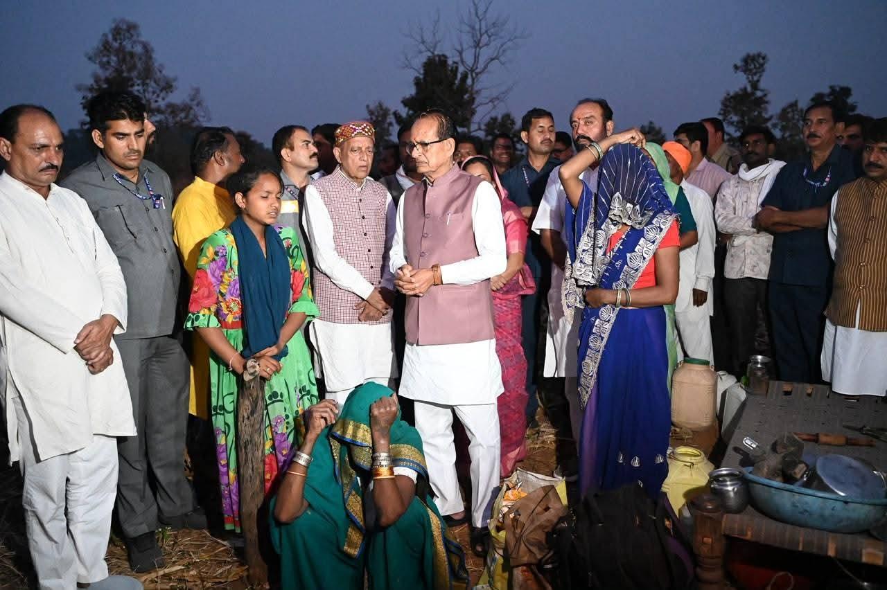 शिवराज के क्षेत्र में आदिवासियों के 12 मकान तोड़ने पर ST आयोग का नोटिस , CM मोहन यादव बोले- करा रहे जांच तीन दिन में जवाब देने के निर्देश