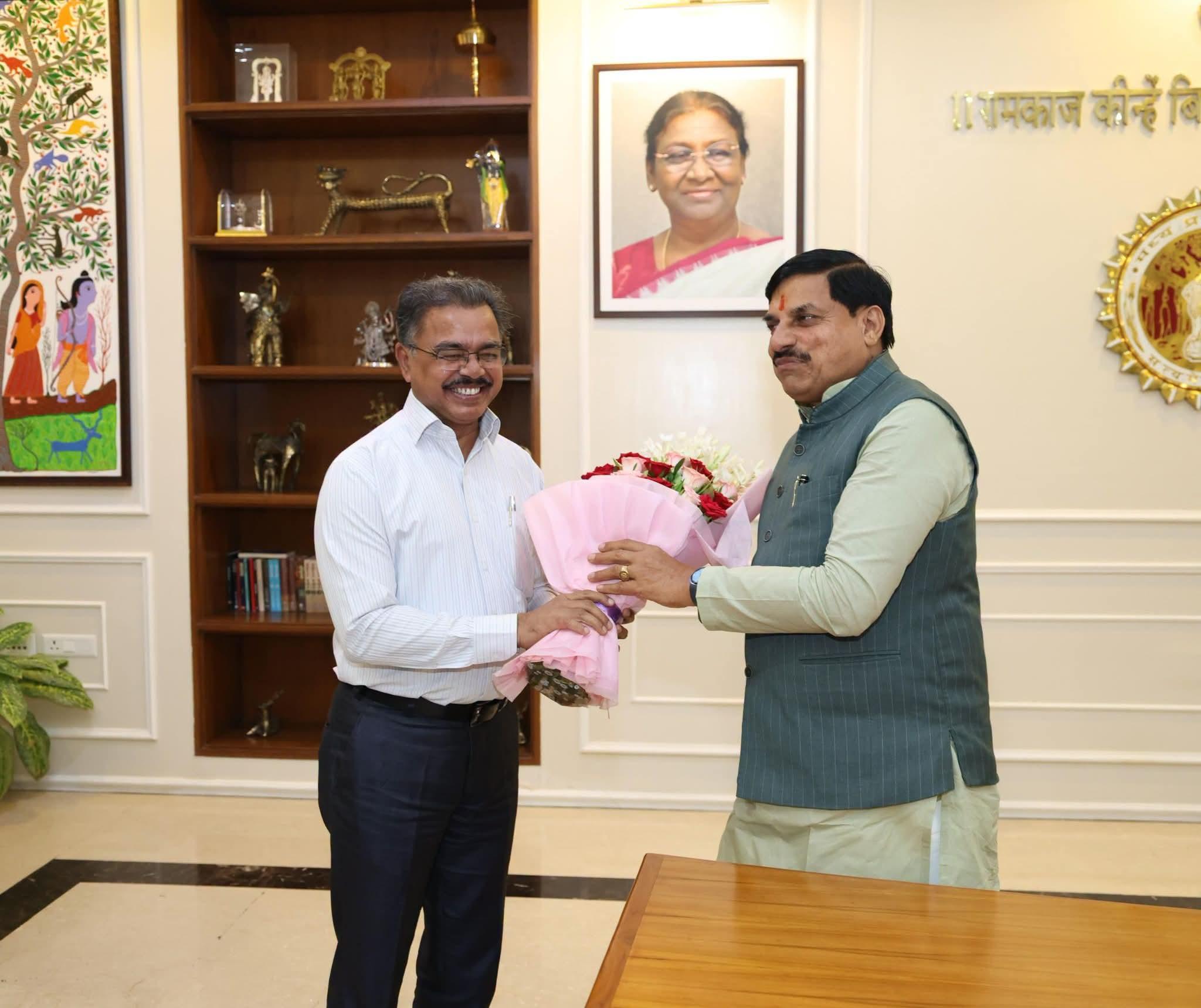मध्यप्रदेश में बड़ा प्रशासनिक फेरबदल: कई जिलों के कलेक्टर बदले, सुखबीर सिंह बने मुख्यमंत्री के प्रमुख सचिव