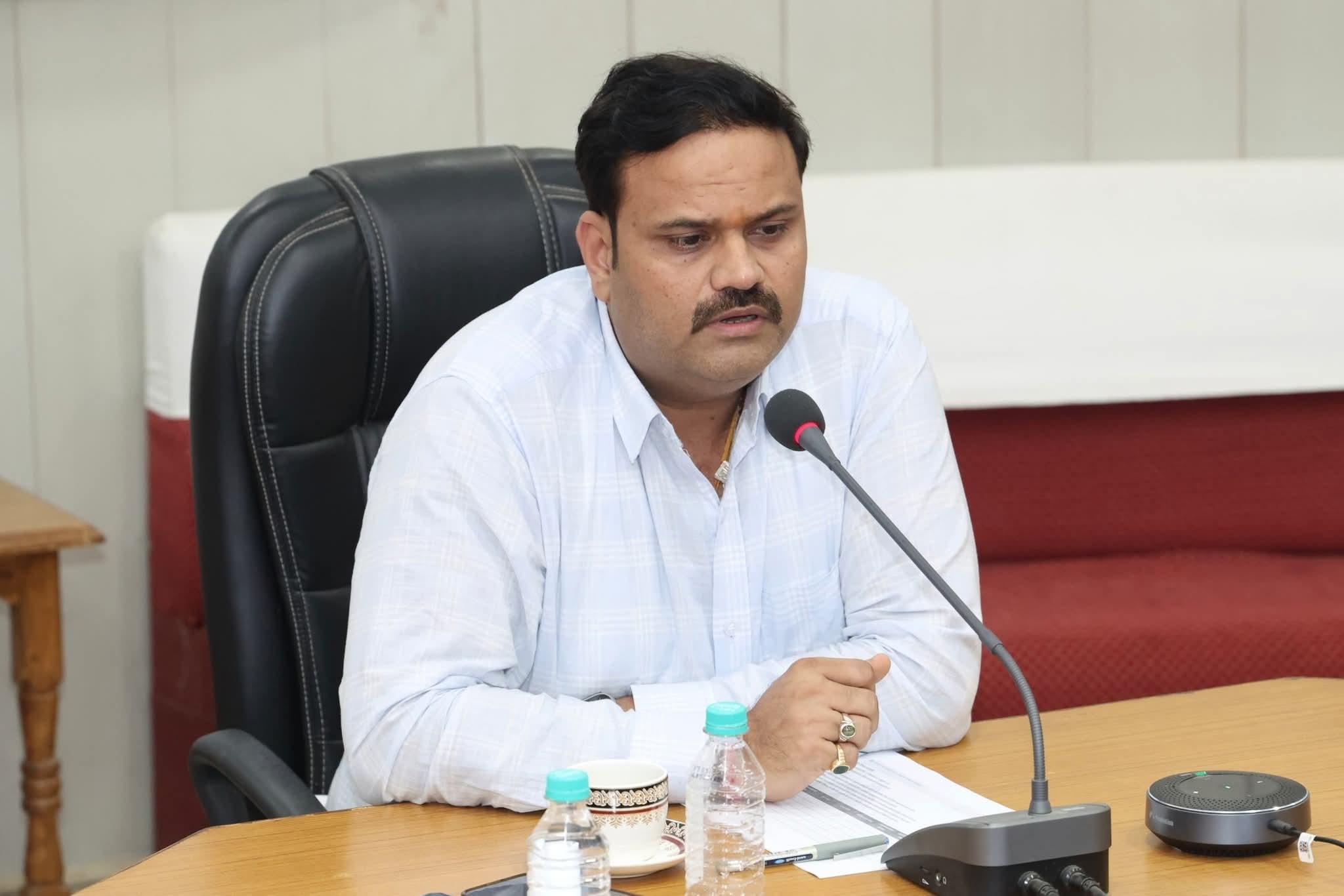 कमिश्नर - कलेक्टर पहुंचे कोसमी, वन विकास निगम की कार्यवाही का किया निरीक्षण