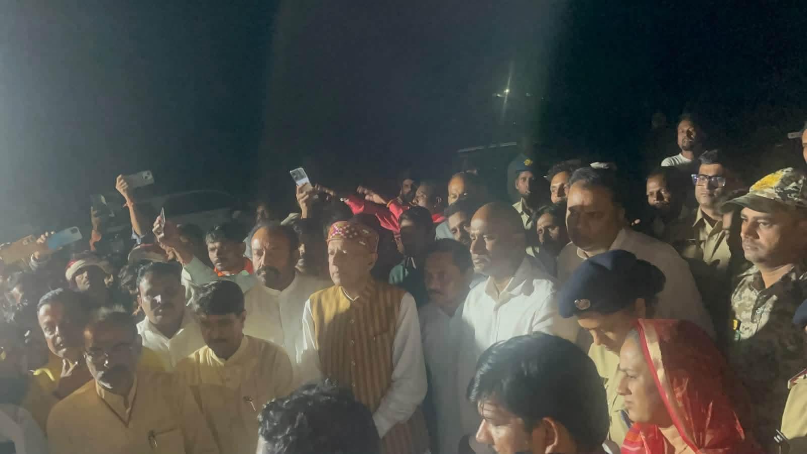 शिवराज–मोहन की बैठक के बाद प्रशासन सक्रिय, रात में प्रभावित परिवारों के बीच पहुंचे कलेक्टर बालागुरु के