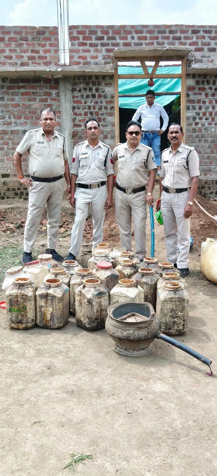 अवैध मदिरा के खिलाफ आबकारी विभाग की कार्रवाई 3 प्रकरण दर्ज, 20 लीटर कच्ची मदिरा और 500 किलो महुआ लाहन जब्त