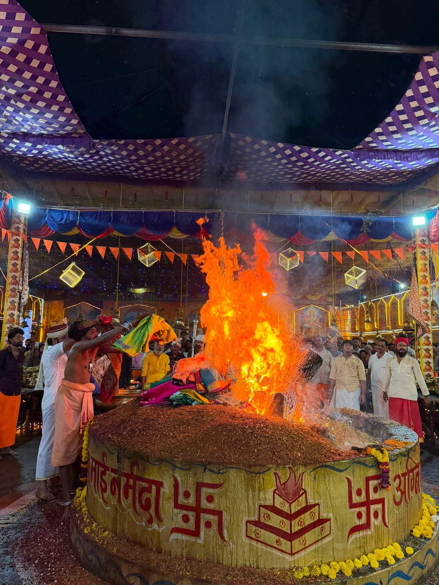 दादा धूनी दरबार में 51 दिवसीय महायज्ञ, डेढ़ किलो सोना और 4 किलो से अधिक चांदी अर्पित