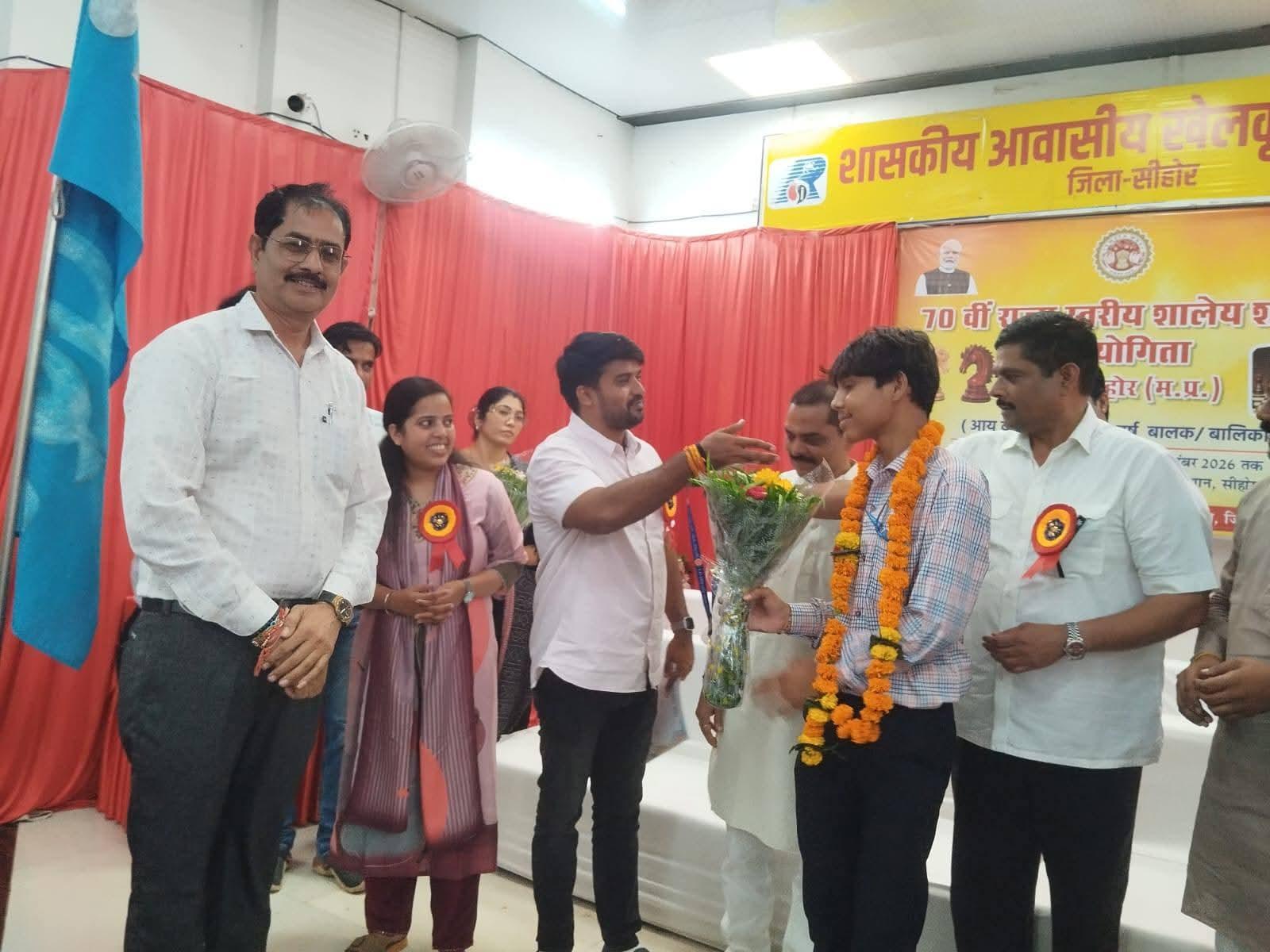 चित्रकला प्रतियोगिता में पीएम श्री स्कूल लाड़कुई के सत्यम प्रजापति ने हासिल किया प्रथम स्थान