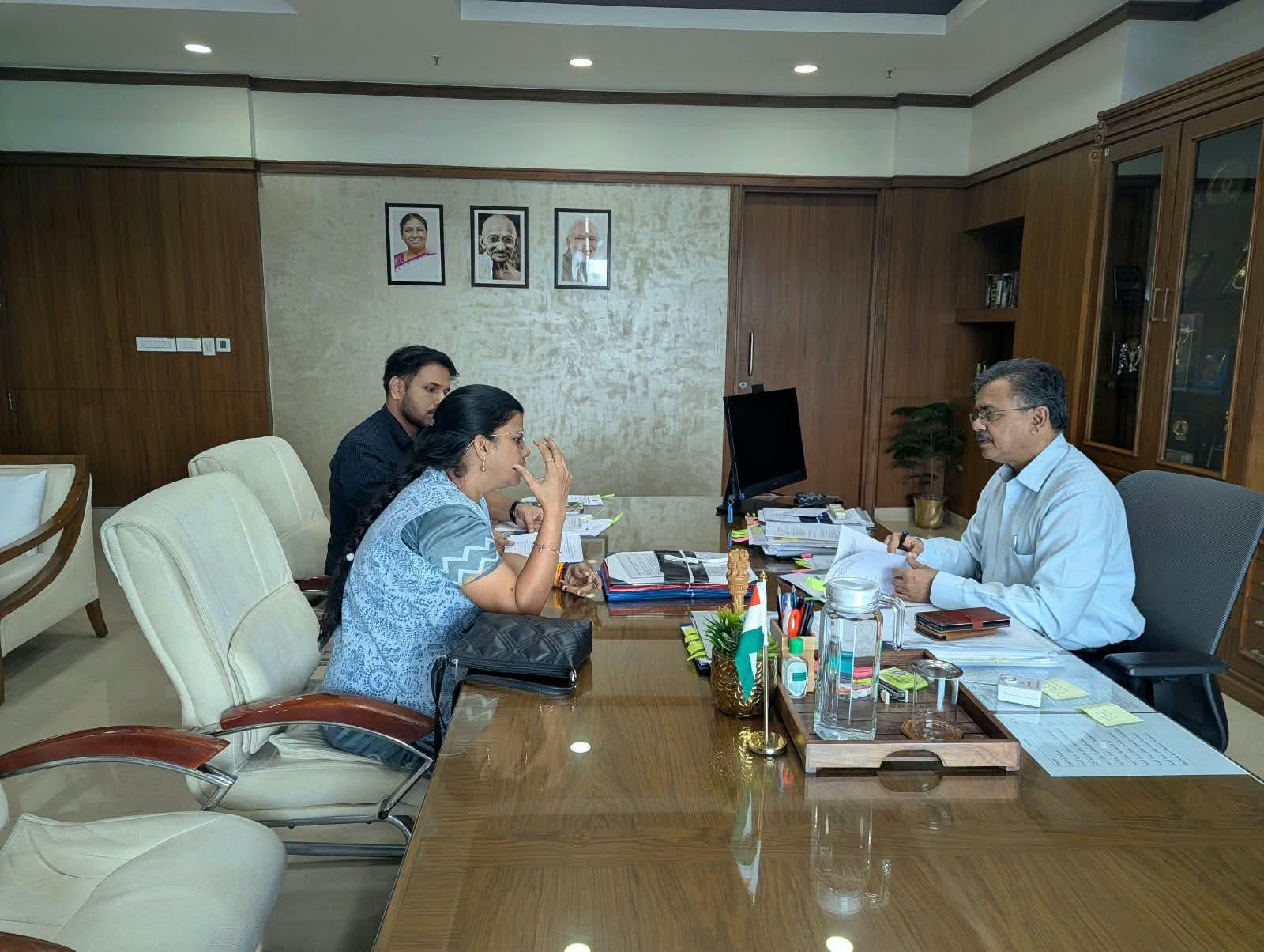 स्कूलों में शौचालय से बालिका गरिमा सूचकांक तक, बाल संरक्षण पर मुख्य सचिव से हुई चर्चा