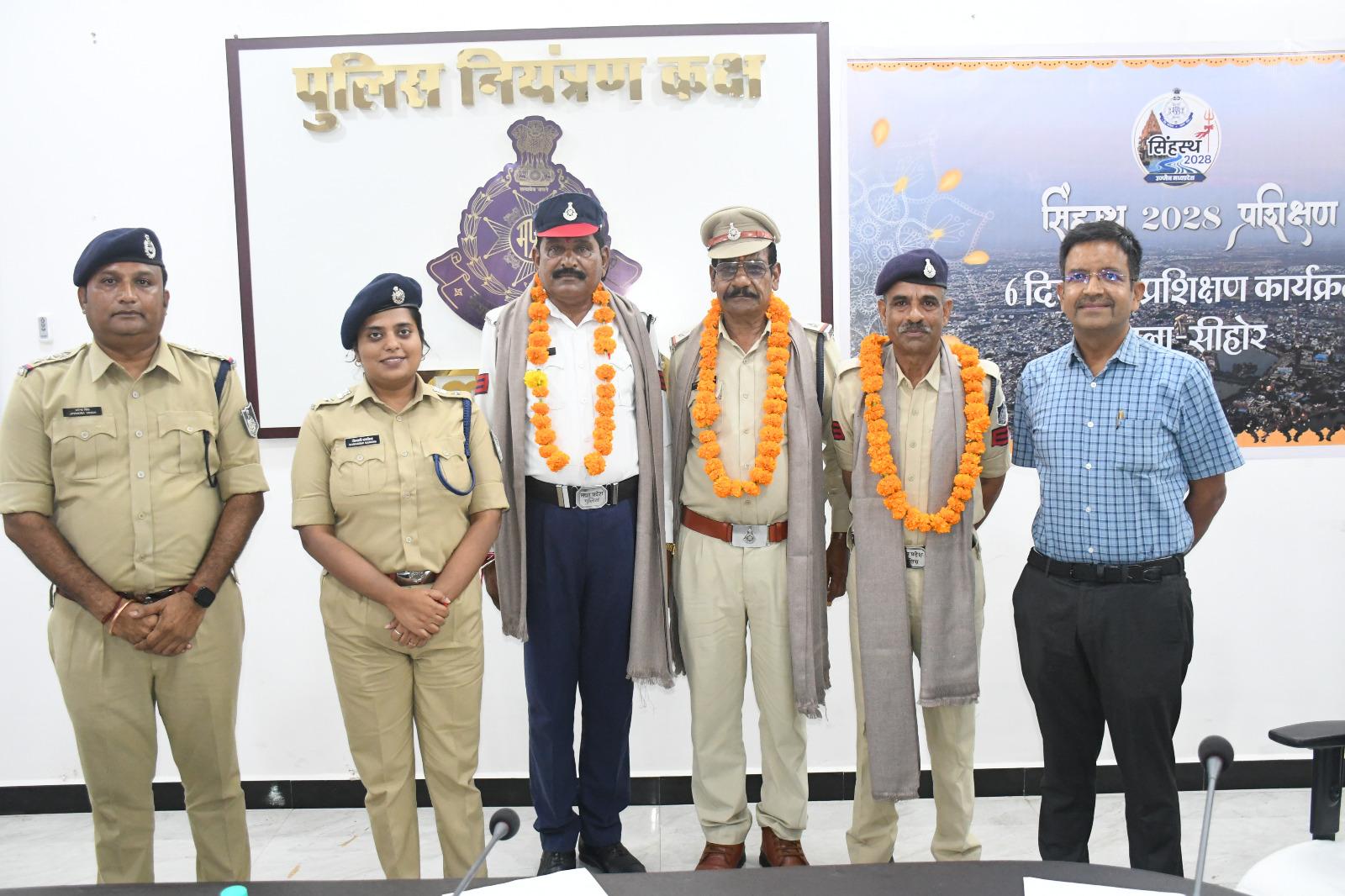 पुलिस विभाग से सेवानिवृत्त हुए तीन शासकीय सेवकों को दी भावभीनी विदाई
